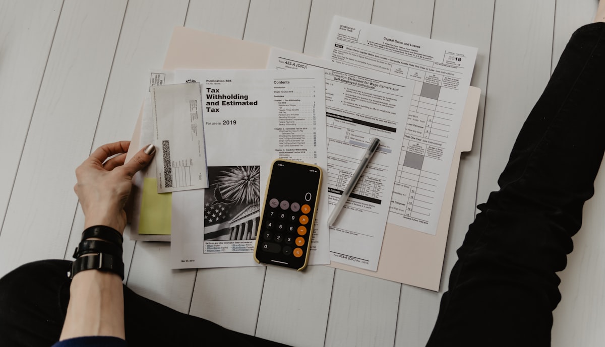 Documentos e calculadora em auditoria de multas