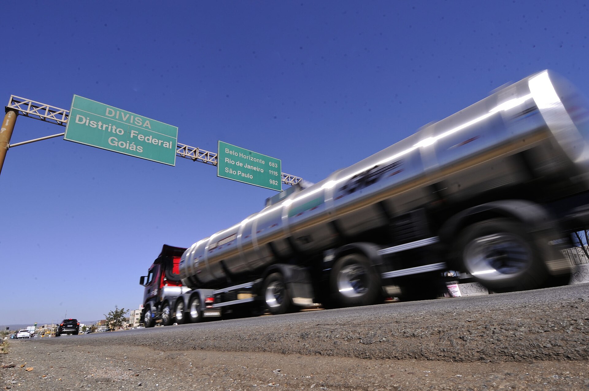 Caminhao tanque em rodovia na divisa DF Goias