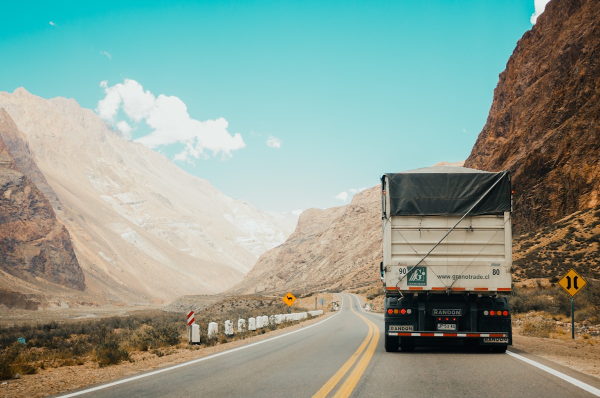 Caminhão em rodovia de longa distância entre estados