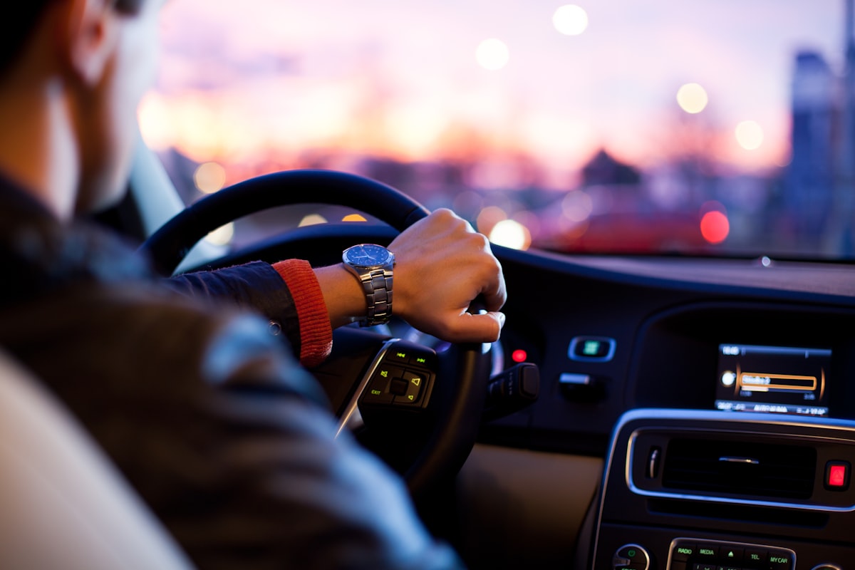 Condutor ao volante de veículo de empresa