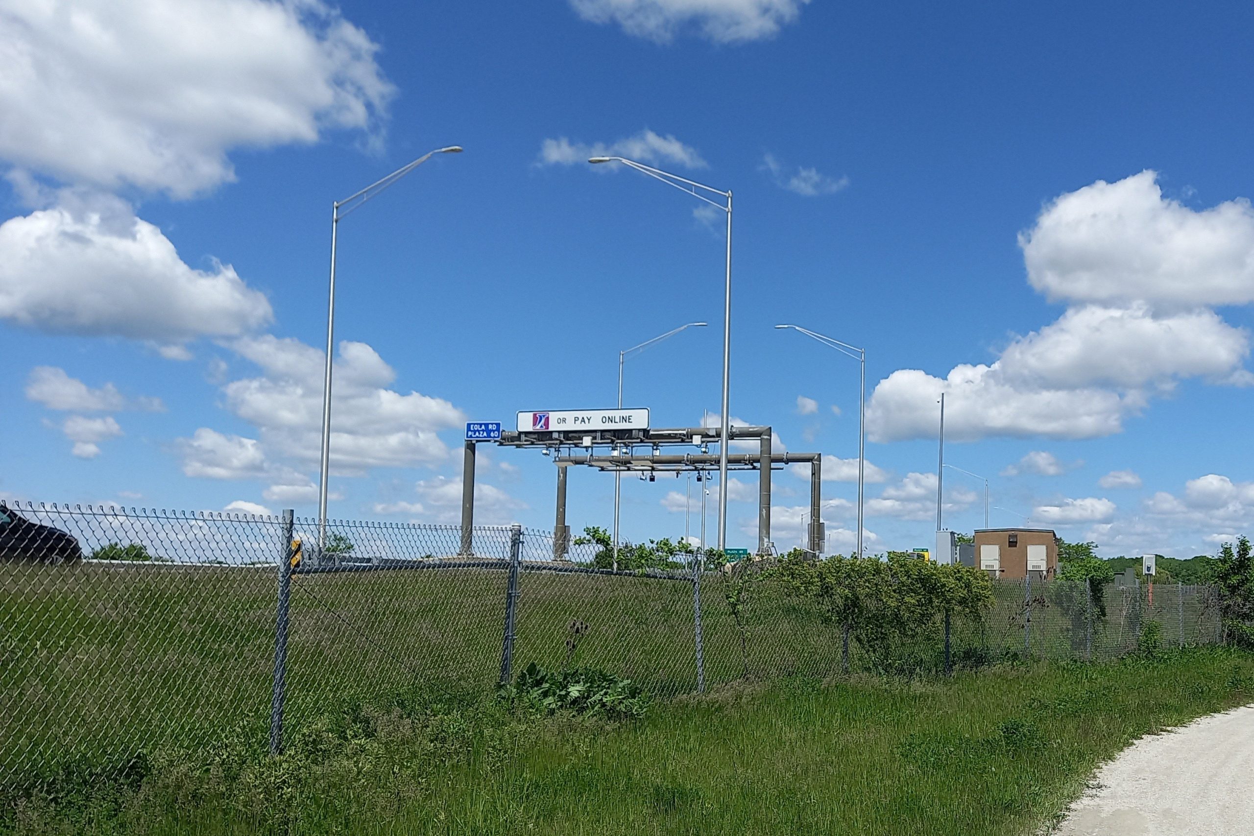 Pórtico de pedágio eletrônico do sistema free flow sobre rodovia, sem cancela nem cabine
